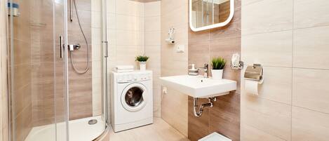 Deluxe-Studiosuite (3) | Badezimmer | Dusche, Komfortbadewanne, kostenlose Toilettenartikel, Haartrockner