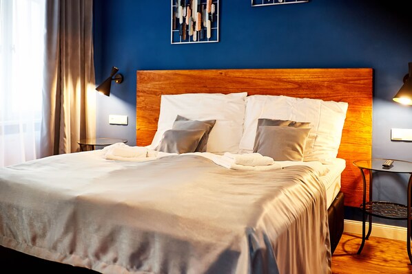 Caja de seguridad en la habitación y tabla de planchar con plancha