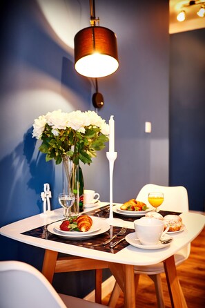 Deluxe Studio Suite (3) | In-room safe, iron/ironing board, free WiFi, bed sheets