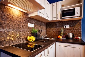 Microondas, placa de cocina, tetera/pava eléctrica, plancha de cocina