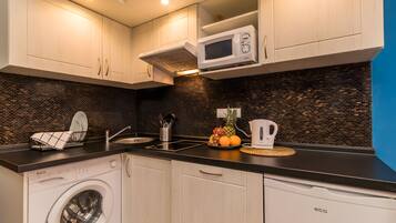 Apartemen Keluarga (2) | Dapur pribadi | Microwave, kompor, ketel listrik, dan penggorengan