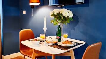 Suíte estúdio luxo (3) | Cofres nos quartos, ferros/tábuas de passar roupa, Wi-Fi de cortesia