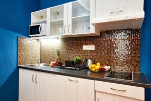 Suite Studio Deluxe (3) | Cuisine privée | Micro-ondes, plaque de cuisson, bouilloire électrique, plancha