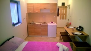 Estudio, 1 habitación, balcón | 1 habitación, escritorio y insonorización 