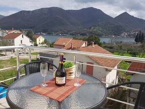 Appartement, 2 slaapkamers, balkon, uitzicht op zee | 1 slaapkamer, een bureau, geluiddichte muren