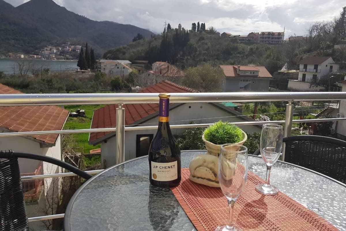 Apartamento, 2 quartos, sacada, vista para o mar | 1 quarto, escrivaninha, quartos à prova de som