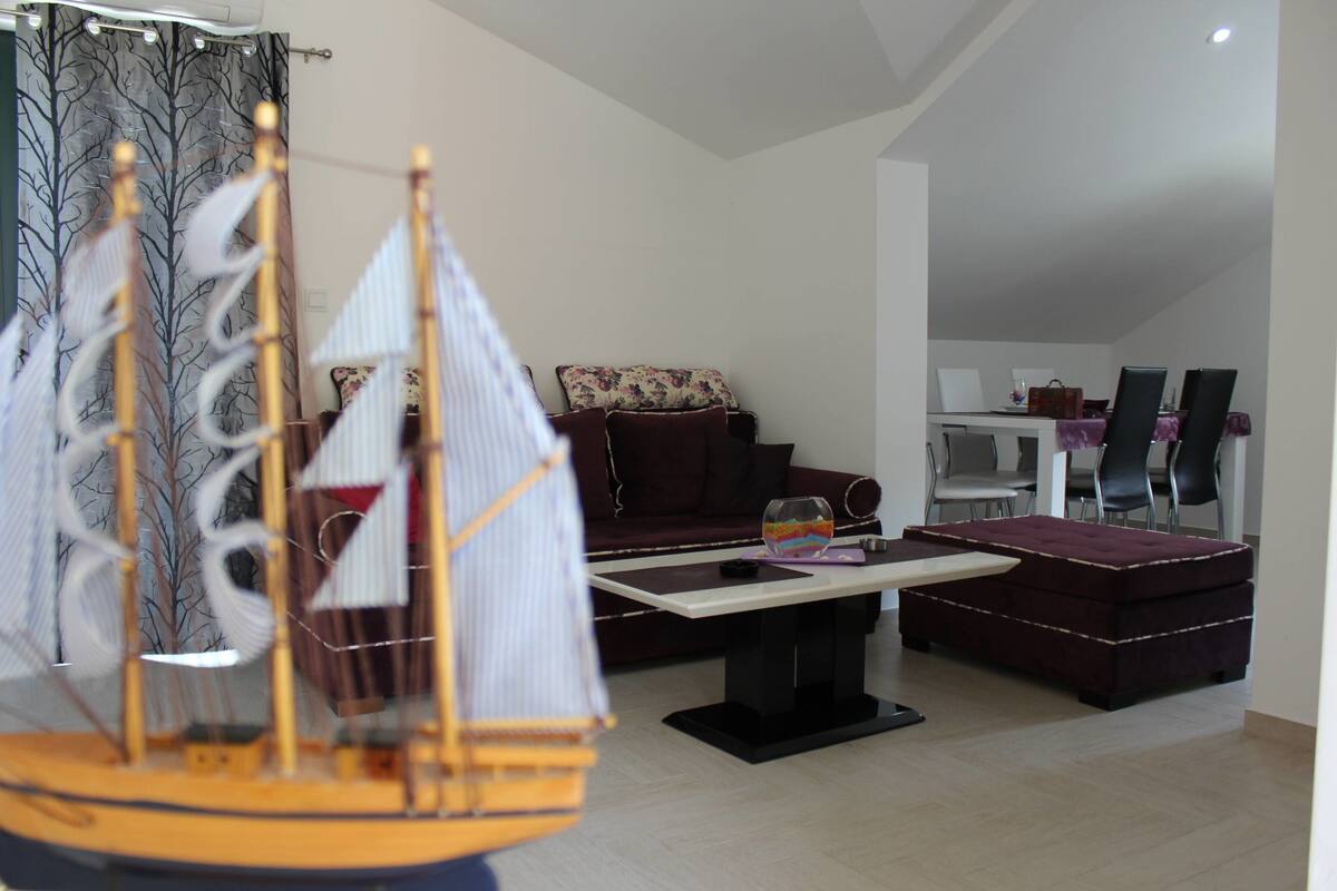 Appartement, 1 slaapkamer, balkon, uitzicht op zee | 1 slaapkamer, een bureau, geluiddichte muren