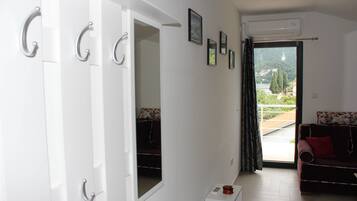 Appartement, 1 chambre, balcon, vue mer | 1 chambre, bureau, chambres insonorisées, fer et planche à repasser