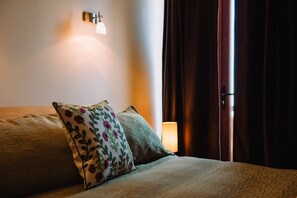 Habitación estándar doble, 1 cama de matrimonio | Caja fuerte, wifi gratis, ropa de cama