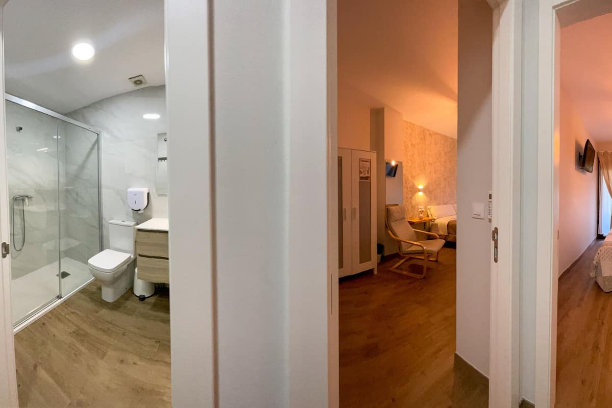 Une salle de bain moderne avec une douche à parois de verre, des toilettes et un lavabo.