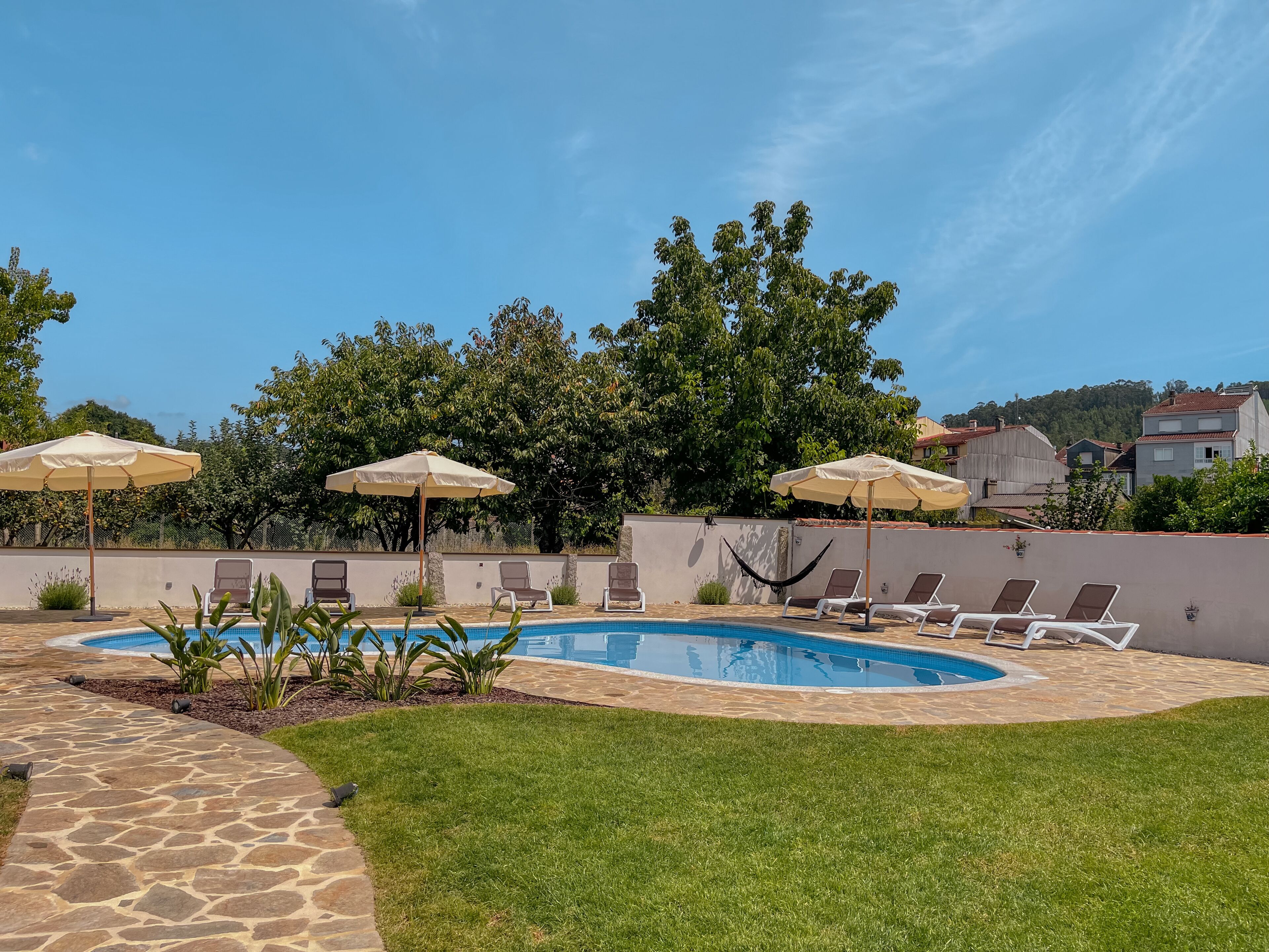 Una piscina al aire libre de temporada