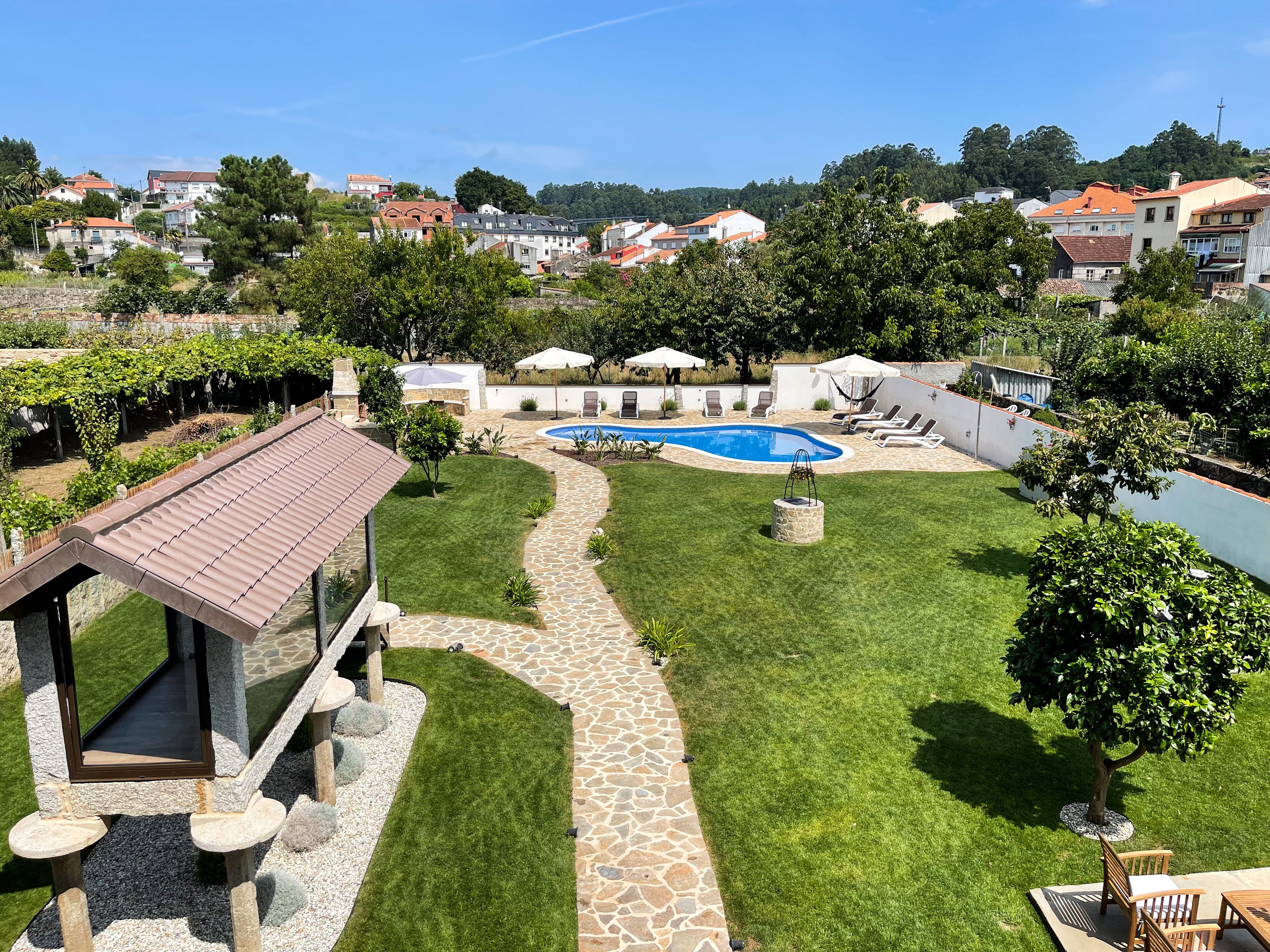 Habitación triple comunicada con baño privado y vistas al jardín | Exterior