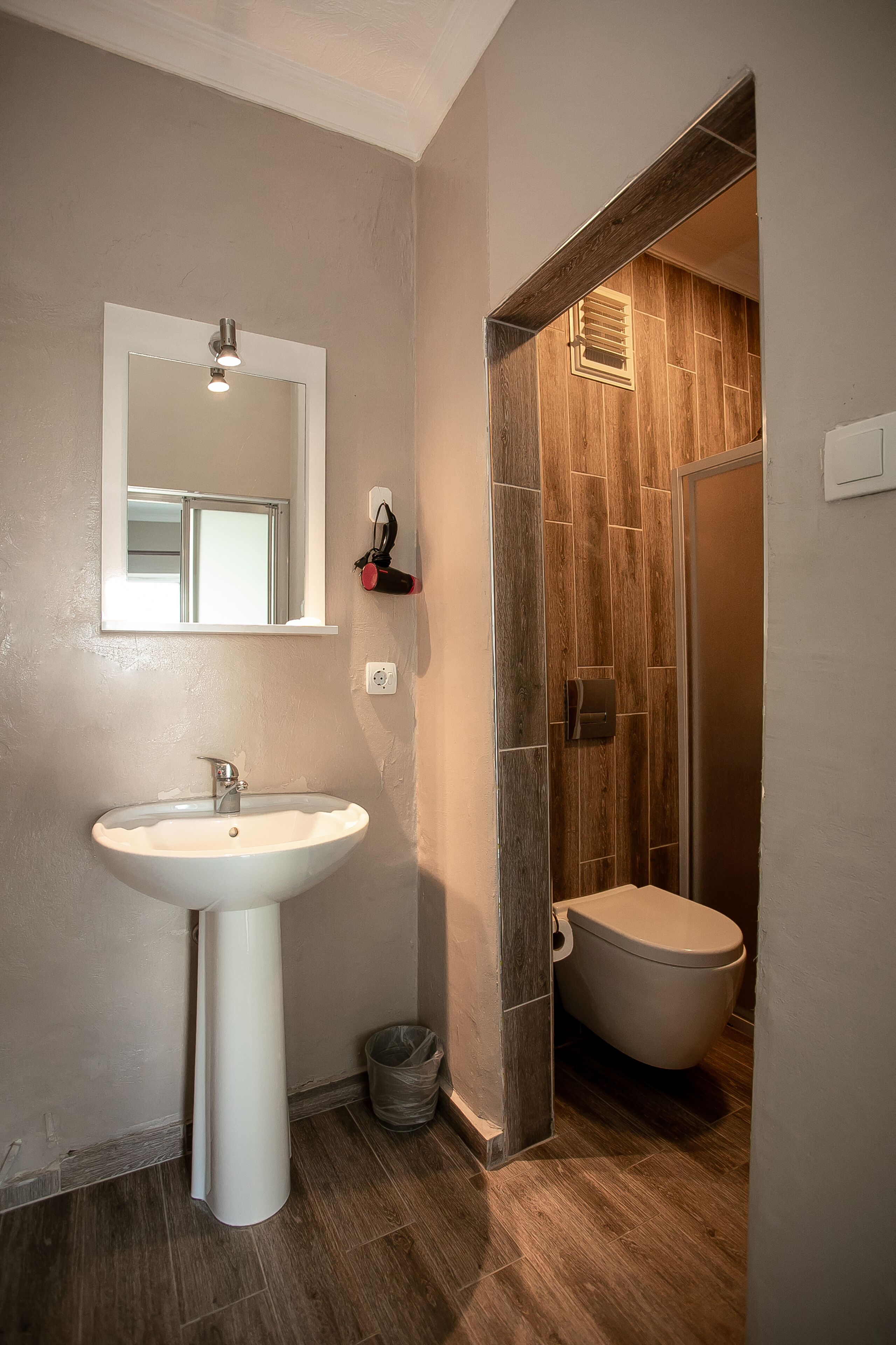 standard double room, garden view | bathroom | shower, rainfall showerhead, free toiletries, hair dryer