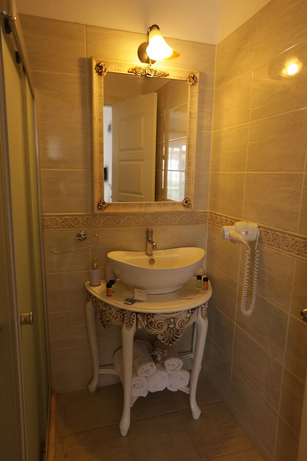 Bathroom sink - Mor Salkim Konagi (Cesme)