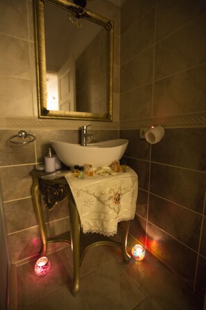 Standard Double Room | Bathroom | Shower, free toiletries, hair dryer, slippers - Mor Salkim Konagi (Cesme)