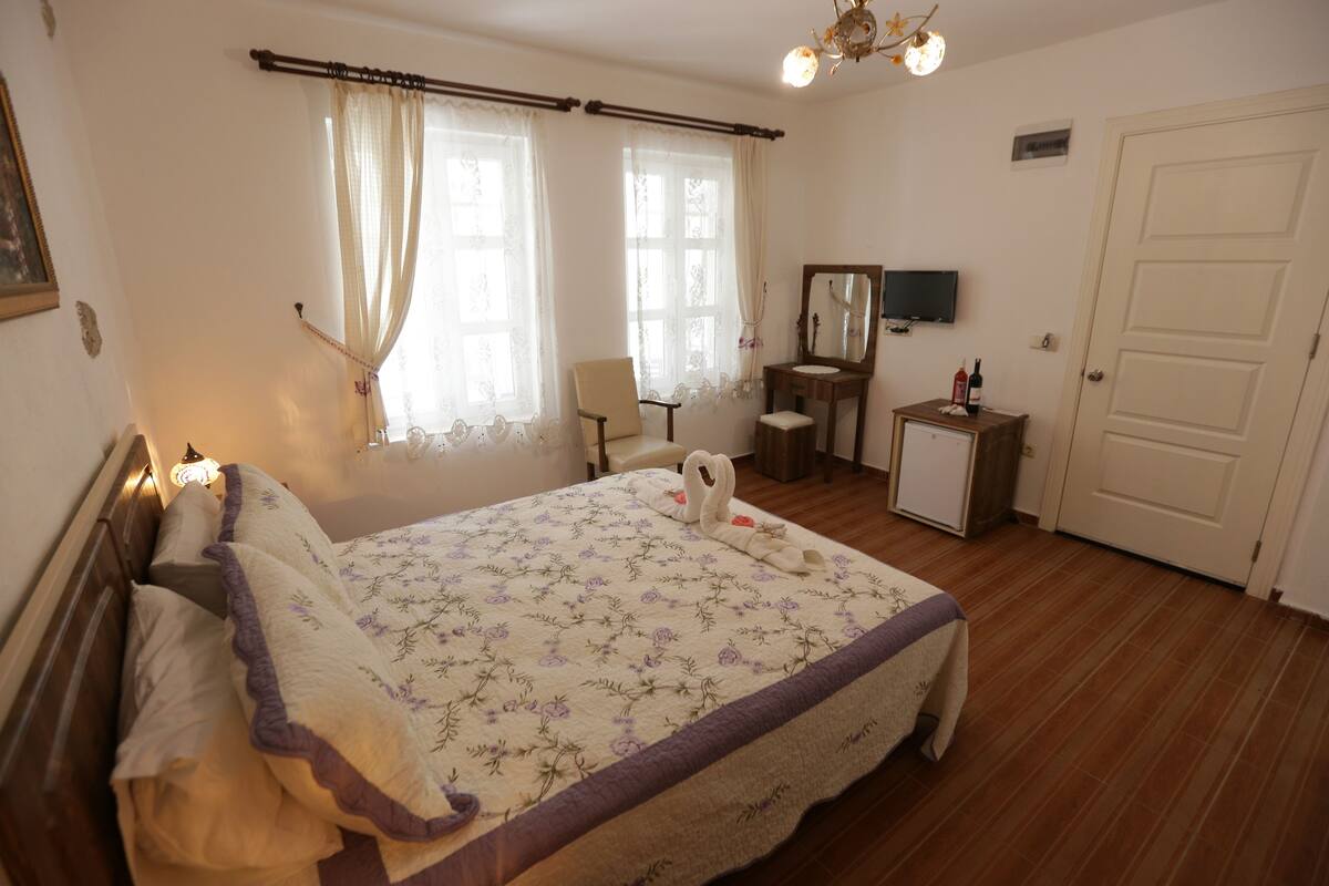 Standard Double Room | Premium bedding, minibar, in-room safe, desk