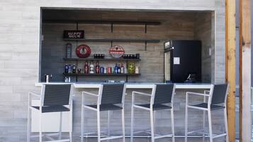 Cocktail bar, pool views, open daily