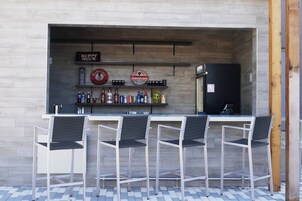Cocktail bar, pool views, open daily