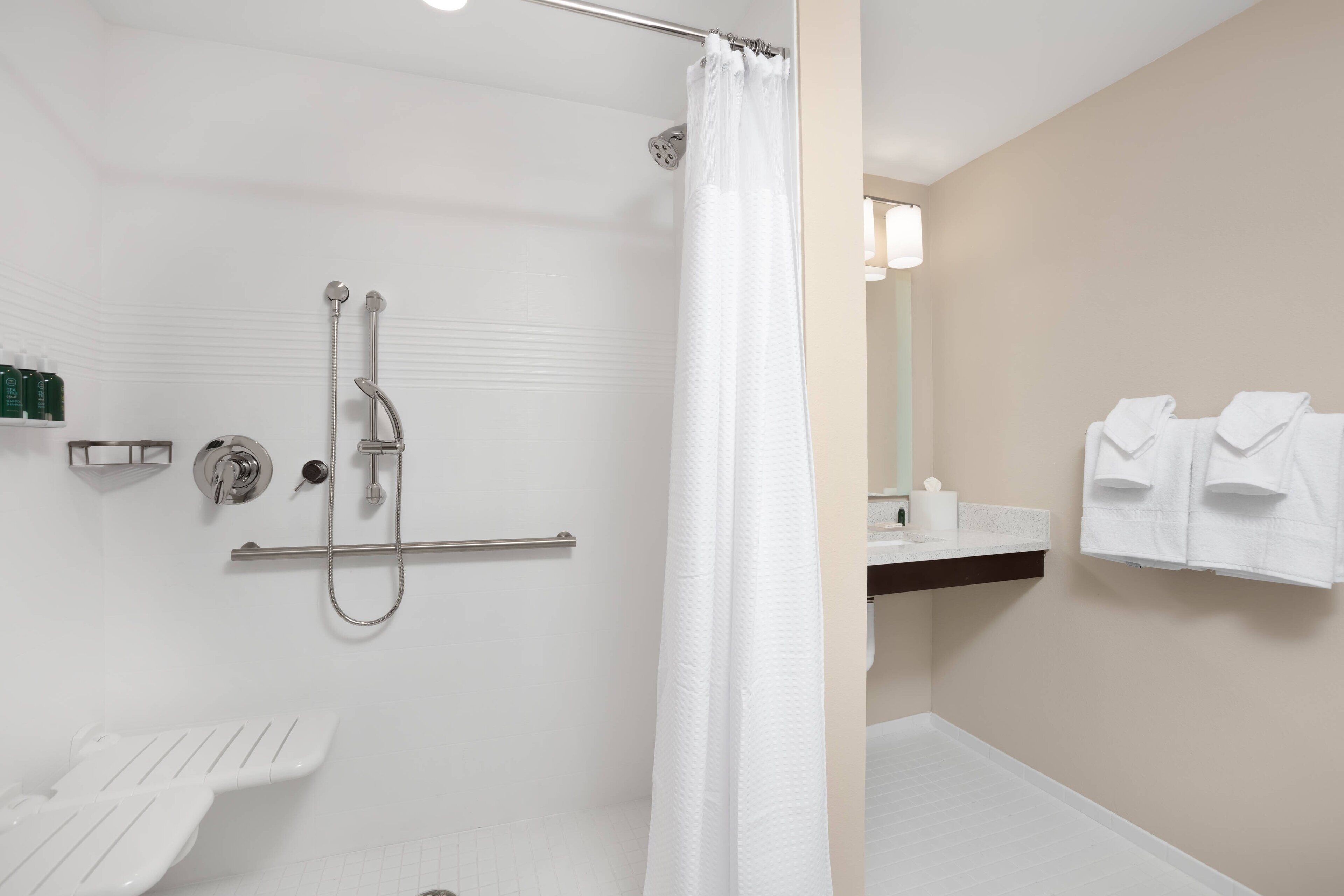 Un baño moderno con ducha, inodoro y lavabo.