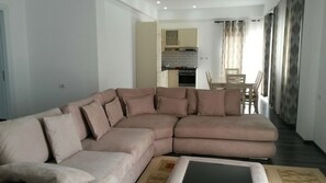 Leilighet – deluxe, 3 soverom, terrasse, delvis sjøutsikt | 1 soverom, skrivebord, lydisolert og wi-fi (inkludert)