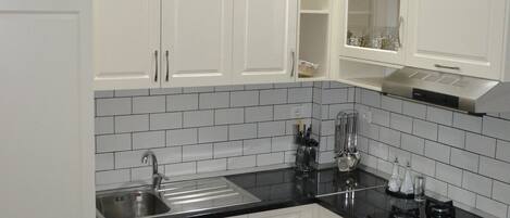 Departamento Deluxe, 3 habitaciones, Terraza, vista parcial al mar | Cocina privada