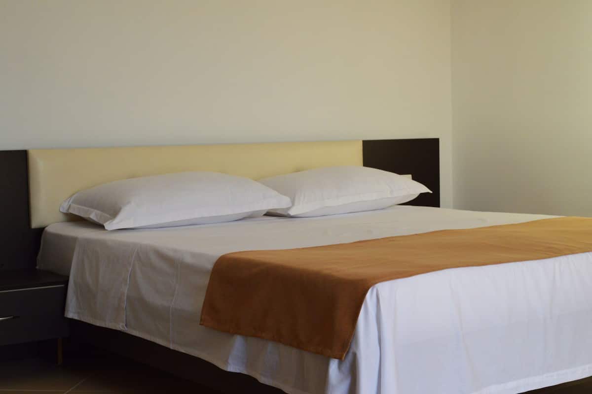 Habitación básica doble, 1 cama Queen size | 1 habitación, escritorio, insonorización y wifi gratis