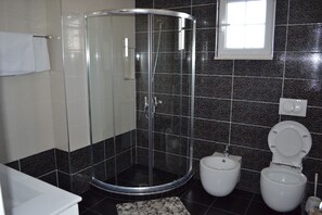 Shower, free toiletries, hair dryer, towels - Villa August Ksamil (Ksamil)