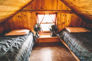 Log Cabin | 1 bedroom, desk, soundproofing, iron/ironing board - Island Life Cottage (West Covehead)