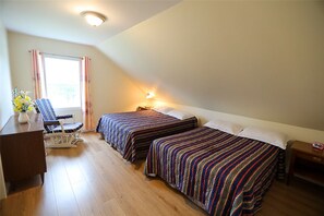 House, 5 Bedrooms | 1 bedroom, desk, soundproofing, iron/ironing board - Island Life Cottage (West Covehead)