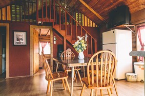 Log Cabin | 1 bedroom, desk, soundproofing, iron/ironing board - Island Life Cottage (West Covehead)