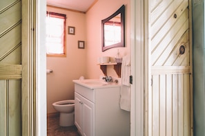 Bathroom - Island Life Cottage (West Covehead)