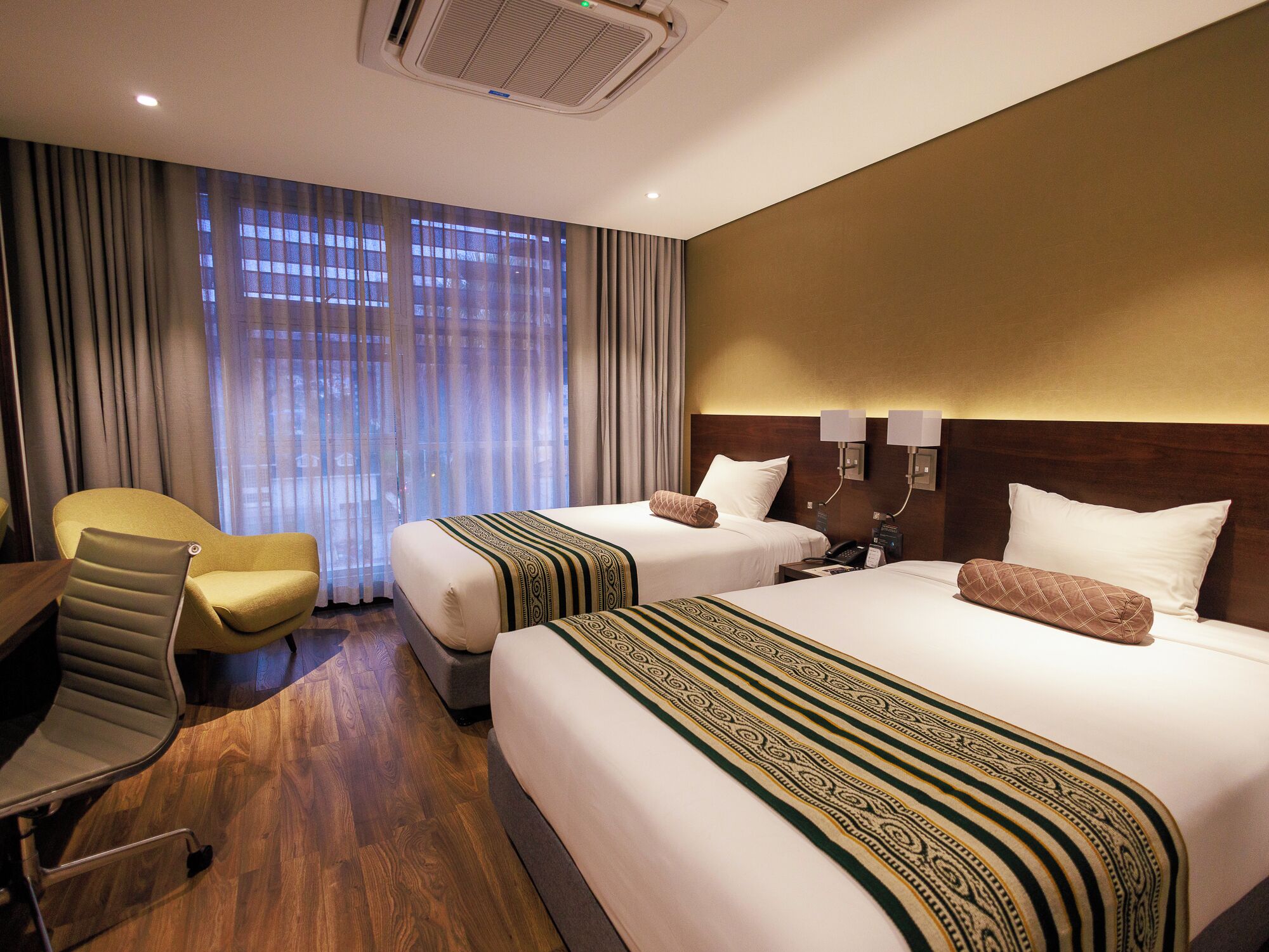 雙床房 | 迷你吧、客房內保險箱、書桌、熨斗/熨衣板