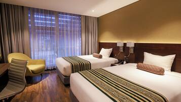 Kamar Twin | Minibar, brankas, meja kerja, dan setrika/meja setrika