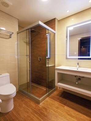 Shower, free toiletries, hair dryer, towels - Hotel Rennova (La Paz)