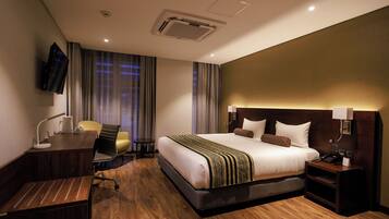 Executive Double Room Single Use, 1 Double Bed | Minibar, in-room safe, desk, iron/ironing board