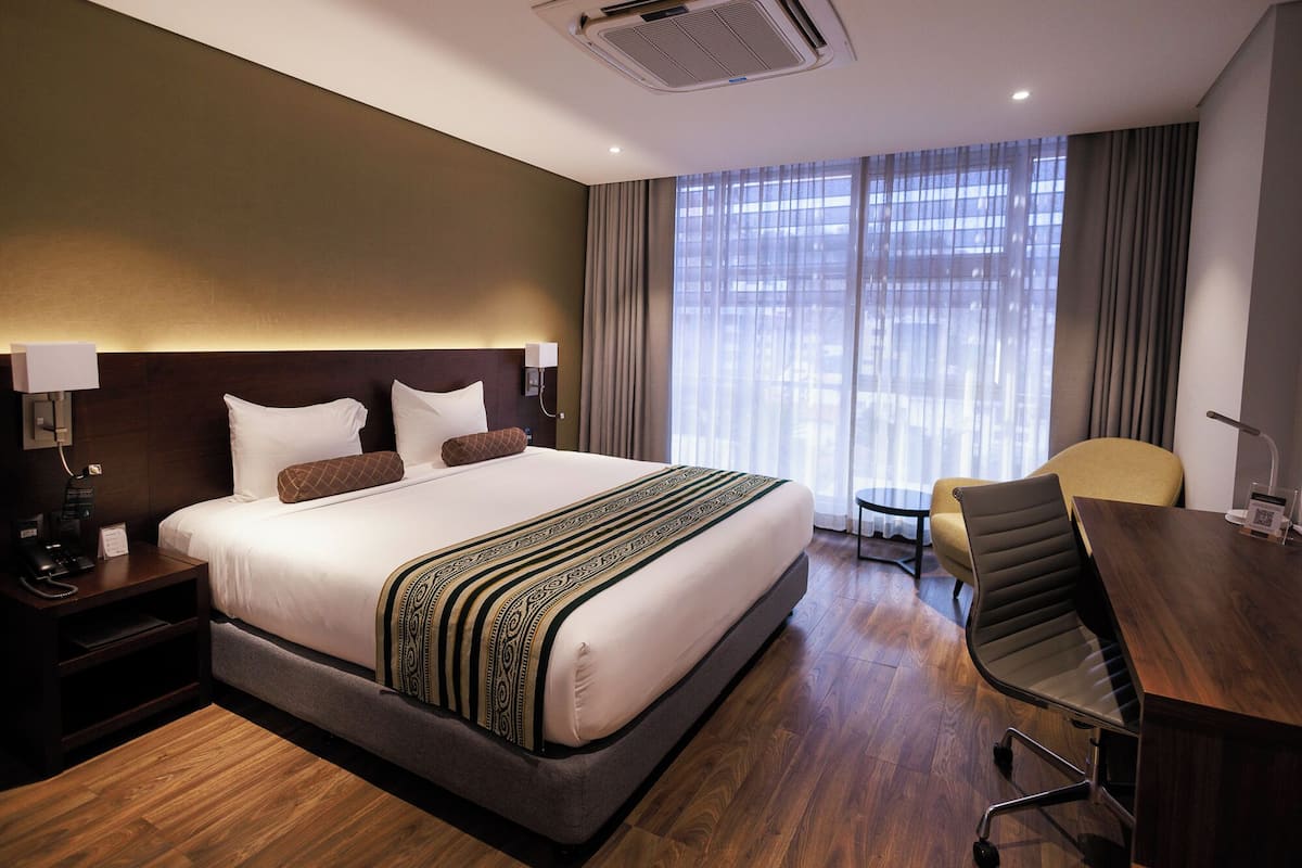 Minibar, caja de seguridad en la habitación y escritorio