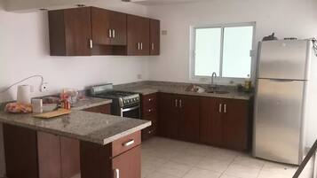 Family Townhome, 3 Bedrooms | Private kitchen | Fridge, microwave, oven, stovetop