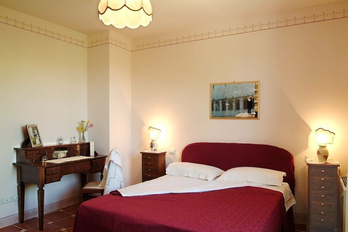 Habitación tradicional, baño en la habitación | Cunas, wifi gratis y ropa de cama