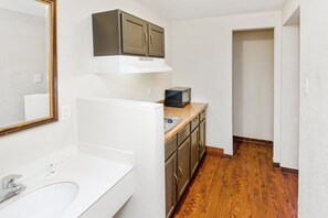 Premium Room, 1 Double Bed, Kitchenette | Private kitchenette