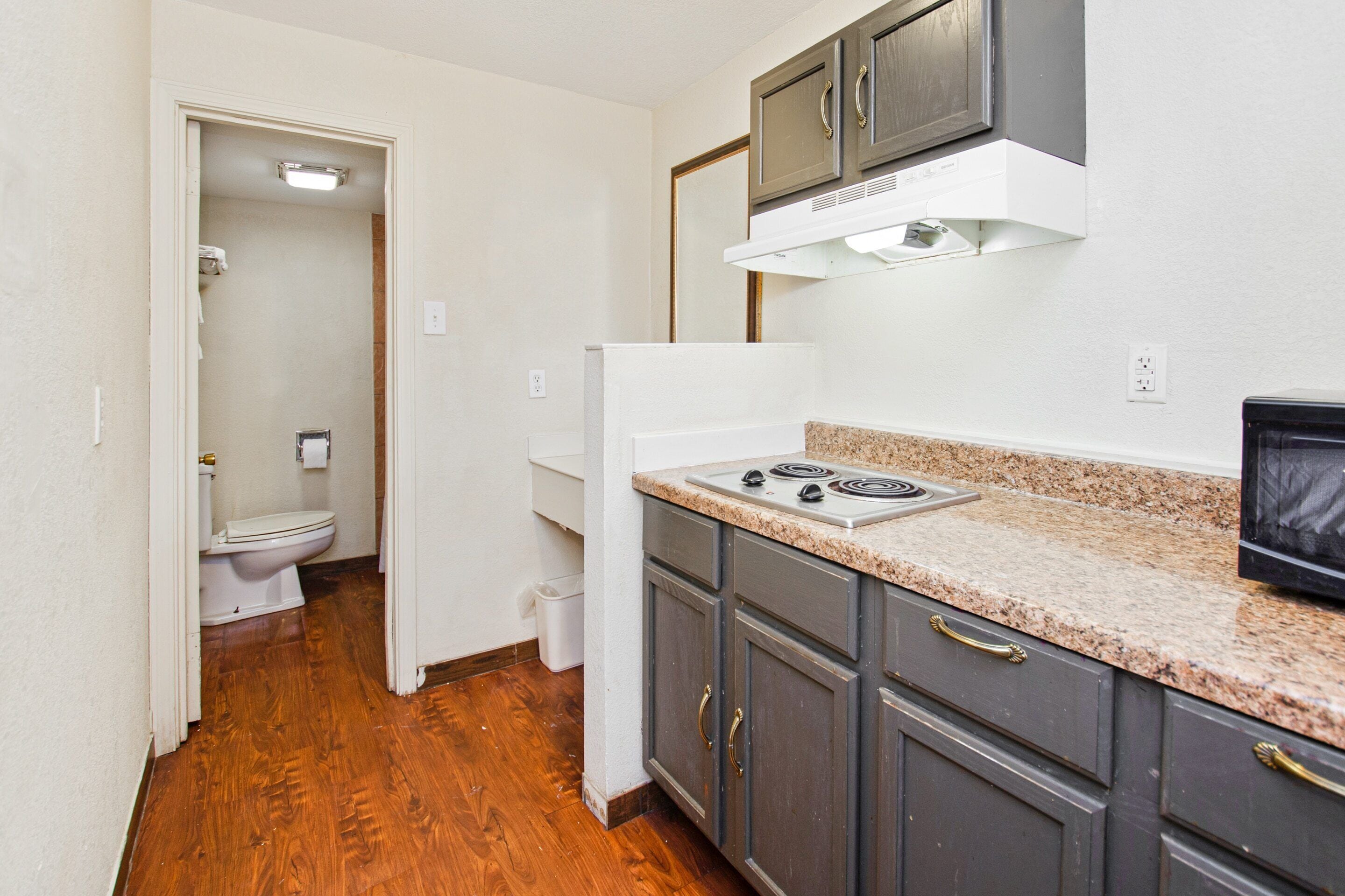 Premium Room, 2 Double Beds, Kitchenette | Private kitchenette | Microwave, coffee/tea maker
