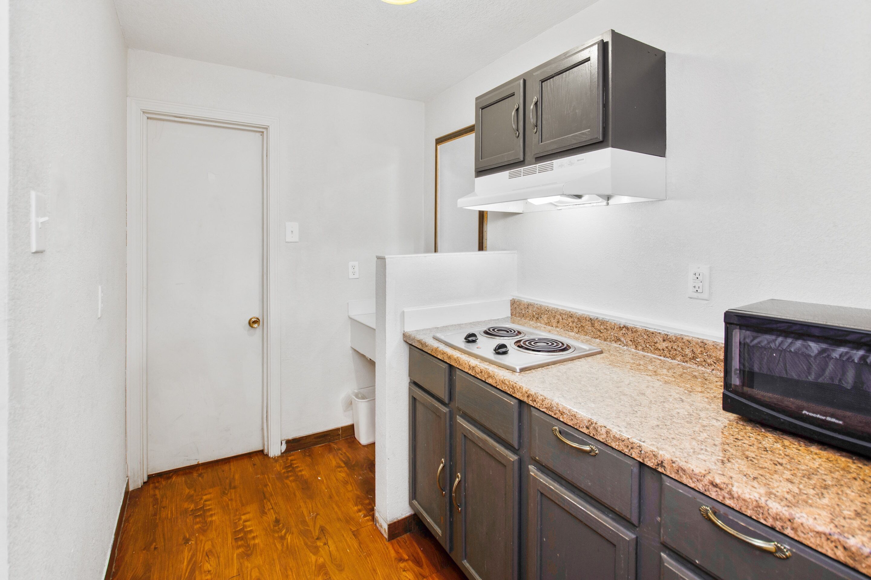 Premium Room, 1 King Bed, Kitchenette | Private kitchenette | Microwave, coffee/tea maker