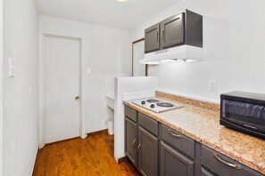 プレミアム ルーム キングベッド 1 台 簡易キッチン | 専用簡易キッチン | 電子レンジ、コーヒー / ティーメーカー