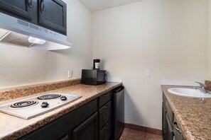 Premium Room, 1 King Bed, Kitchenette | Private kitchen