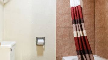 Habitación Premium, 2 camas matrimoniales, cocineta | Baño | Amenidades de baño gratuitas, secadora de cabello, toallas