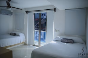 Chambre Quadruple Confort, 2 grands lits | Bureau, fer et planche Ă repasser, Wi-Fi gratuit