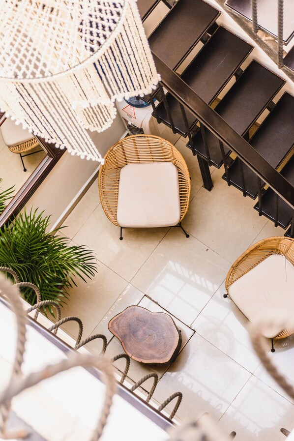 Coin salon dans le hall