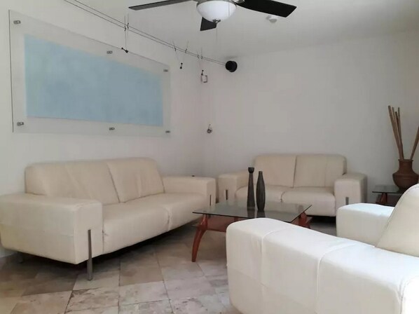 Casa de ciudad familiar, 3 habitaciones | Área de sala de estar | Televisión de pantalla plana