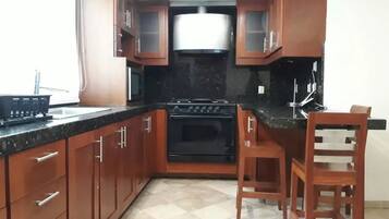 Family Townhome, 3 Bedrooms | Private kitchen | Fridge, microwave, oven, stovetop