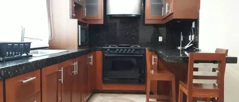 Family Townhome, 3 Bedrooms | Private kitchen | Fridge, microwave, oven, stovetop