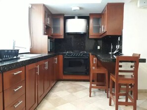 Family Townhome, 3 Bedrooms | Private kitchen | Fridge, microwave, oven, stovetop - Casa Pinos V (Mazatlán)